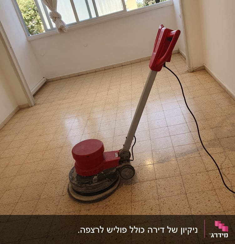 מכונת פוליש אדומה על רצפת אריחים
